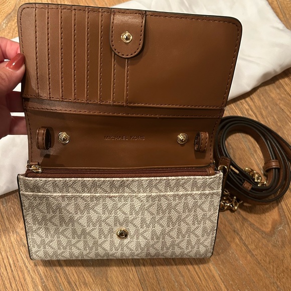 Michael Kors Monogram Cream Crossbody Bag w/phone slot - Jet Set Travel - Picture 2 of 11